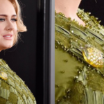 Adele chega ao Grammy Awards usando broche 'Lemonade'.
