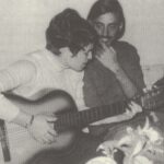 Elis Regina a esquerda tocando violão e Caio Fernando Abreu a direita.
