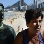 Fã de Clarice Lispector chora ao se sentar junto à estátua da escritora no Rio.